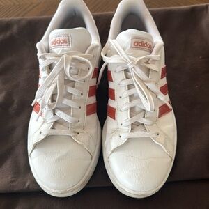 Women’s Adidas 9.5 tennis shoes. Previously worn.